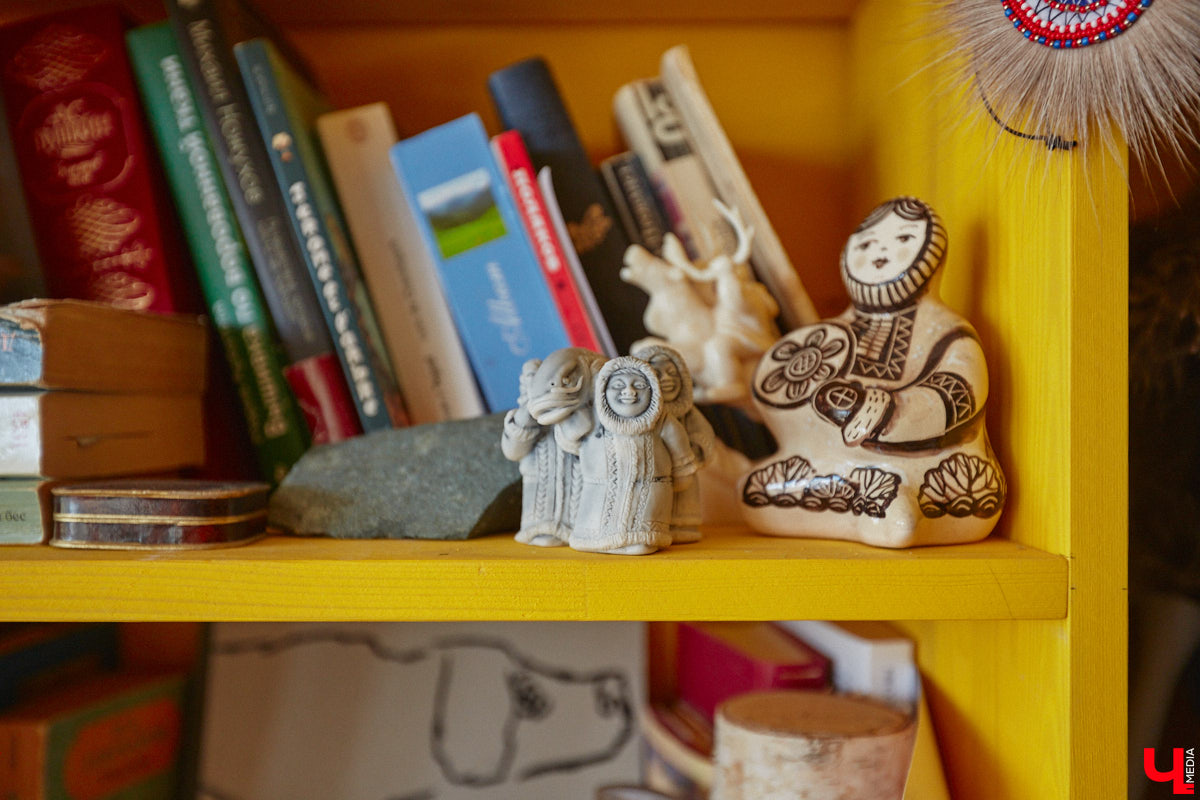 Мы уже знакомили вас с известным на всю Россию отельером, ресторатором и автором кулинарных книг Еленой Маньенан. Уже 2,5 года она живет в селе Улово после продажи легендарной гостиницы «Частный визит» в Плёсе. Многое из нее перекочевало в суздальский дом, который приобрел формат арт-пространства. Чего там только нет! И каждую деталь нашему изданию удалось рассмотреть в мельчайших подробностях.