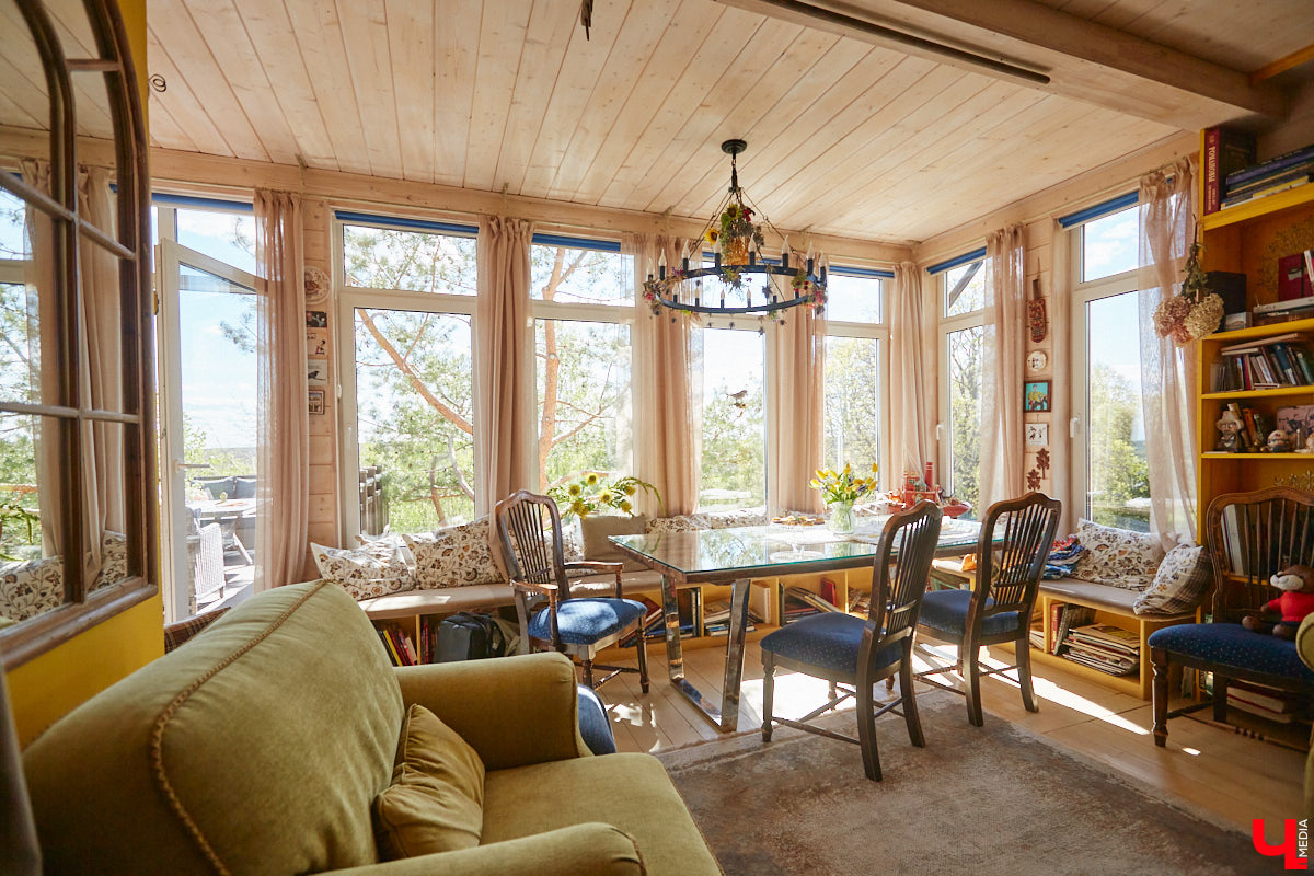 Мы уже знакомили вас с известным на всю Россию отельером, ресторатором и автором кулинарных книг Еленой Маньенан. Уже 2,5 года она живет в селе Улово после продажи легендарной гостиницы «Частный визит» в Плёсе. Многое из нее перекочевало в суздальский дом, который приобрел формат арт-пространства. Чего там только нет! И каждую деталь нашему изданию удалось рассмотреть в мельчайших подробностях.