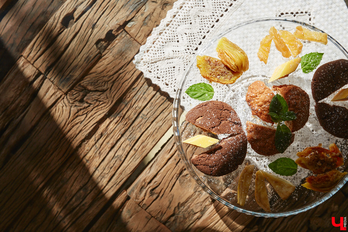 Мы уже знакомили вас с известным на всю Россию отельером, ресторатором и автором кулинарных книг Еленой Маньенан. Уже 2,5 года она живет в селе Улово после продажи легендарной гостиницы «Частный визит» в Плёсе. Многое из нее перекочевало в суздальский дом, который приобрел формат арт-пространства. Чего там только нет! И каждую деталь нашему изданию удалось рассмотреть в мельчайших подробностях.