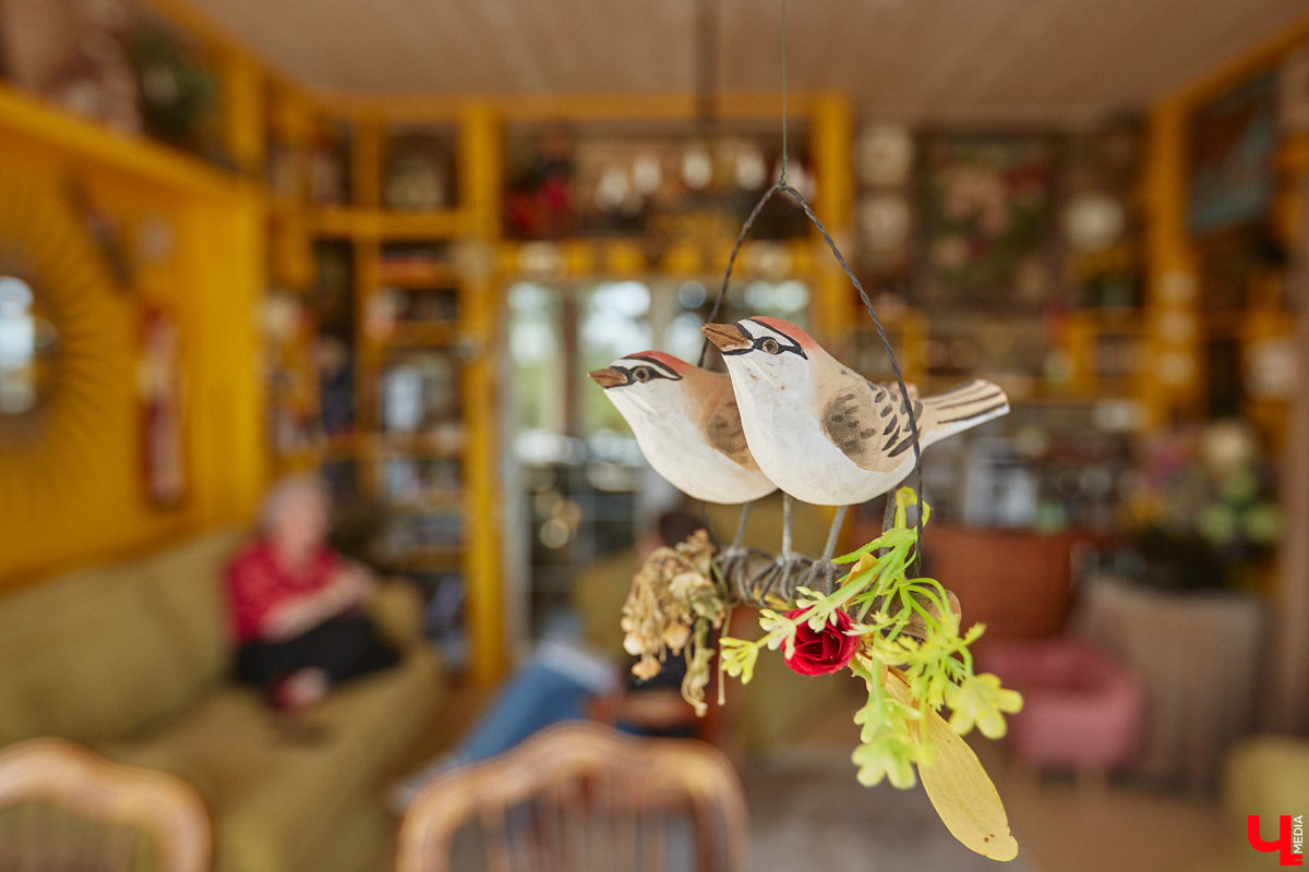 Мы уже знакомили вас с известным на всю Россию отельером, ресторатором и автором кулинарных книг Еленой Маньенан. Уже 2,5 года она живет в селе Улово после продажи легендарной гостиницы «Частный визит» в Плёсе. Многое из нее перекочевало в суздальский дом, который приобрел формат арт-пространства. Чего там только нет! И каждую деталь нашему изданию удалось рассмотреть в мельчайших подробностях.