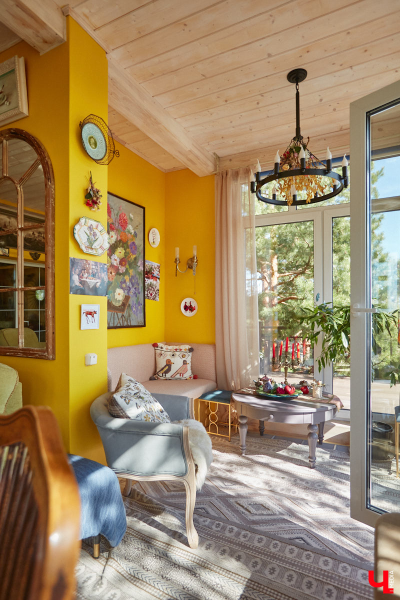 Мы уже знакомили вас с известным на всю Россию отельером, ресторатором и автором кулинарных книг Еленой Маньенан. Уже 2,5 года она живет в селе Улово после продажи легендарной гостиницы «Частный визит» в Плёсе. Многое из нее перекочевало в суздальский дом, который приобрел формат арт-пространства. Чего там только нет! И каждую деталь нашему изданию удалось рассмотреть в мельчайших подробностях.