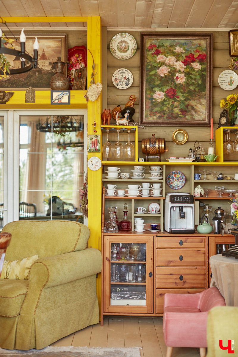 Мы уже знакомили вас с известным на всю Россию отельером, ресторатором и автором кулинарных книг Еленой Маньенан. Уже 2,5 года она живет в селе Улово после продажи легендарной гостиницы «Частный визит» в Плёсе. Многое из нее перекочевало в суздальский дом, который приобрел формат арт-пространства. Чего там только нет! И каждую деталь нашему изданию удалось рассмотреть в мельчайших подробностях.