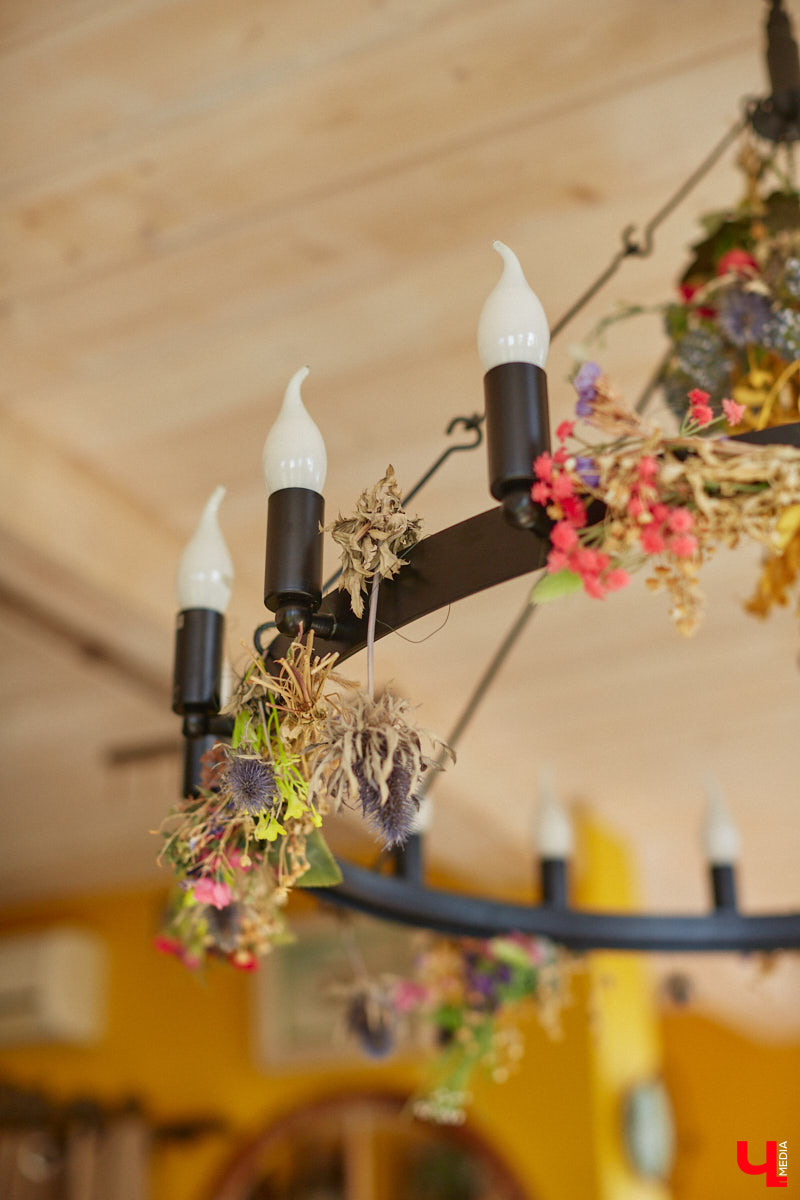 Мы уже знакомили вас с известным на всю Россию отельером, ресторатором и автором кулинарных книг Еленой Маньенан. Уже 2,5 года она живет в селе Улово после продажи легендарной гостиницы «Частный визит» в Плёсе. Многое из нее перекочевало в суздальский дом, который приобрел формат арт-пространства. Чего там только нет! И каждую деталь нашему изданию удалось рассмотреть в мельчайших подробностях.