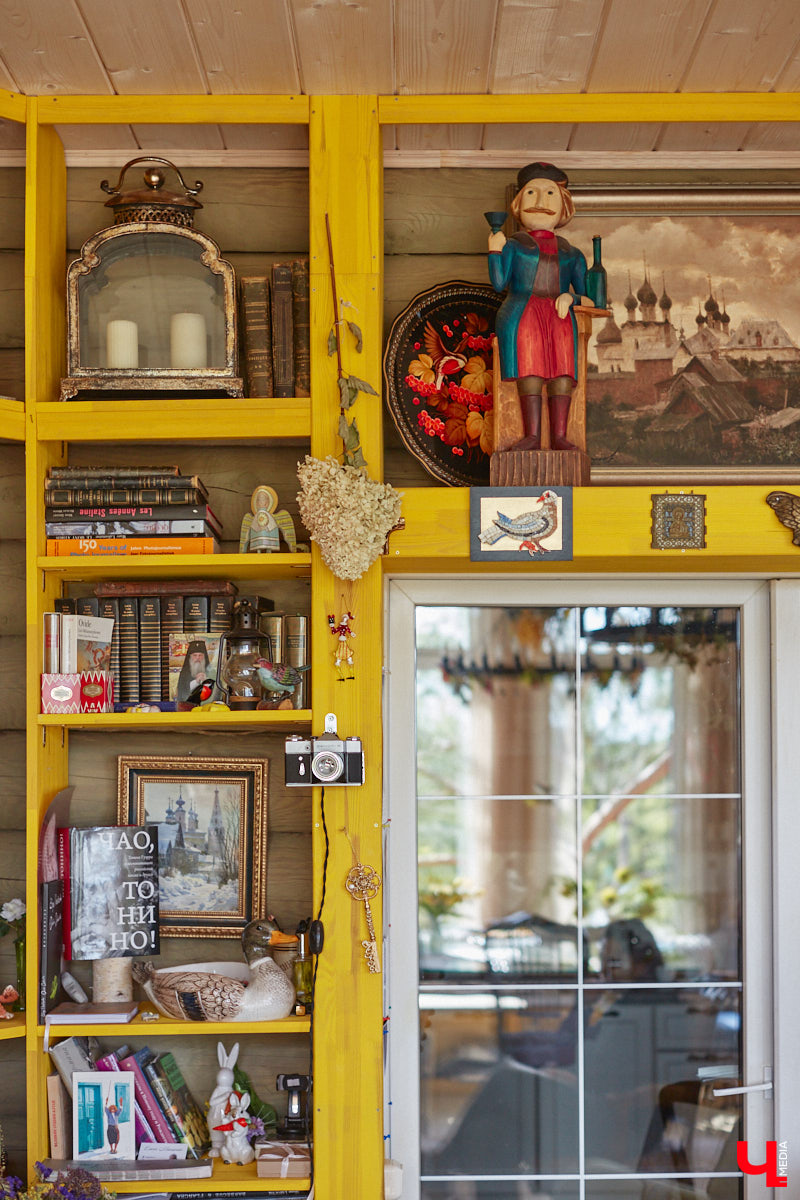 Мы уже знакомили вас с известным на всю Россию отельером, ресторатором и автором кулинарных книг Еленой Маньенан. Уже 2,5 года она живет в селе Улово после продажи легендарной гостиницы «Частный визит» в Плёсе. Многое из нее перекочевало в суздальский дом, который приобрел формат арт-пространства. Чего там только нет! И каждую деталь нашему изданию удалось рассмотреть в мельчайших подробностях.