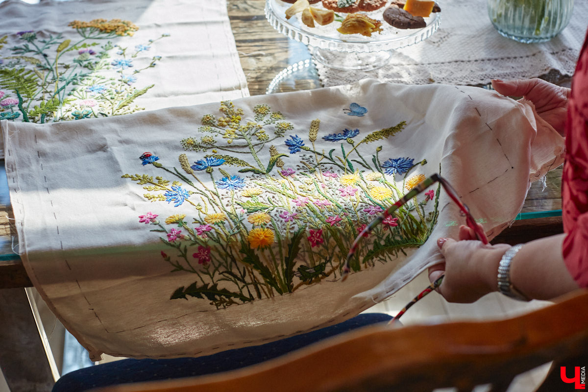 Мы уже знакомили вас с известным на всю Россию отельером, ресторатором и автором кулинарных книг Еленой Маньенан. Уже 2,5 года она живет в селе Улово после продажи легендарной гостиницы «Частный визит» в Плёсе. Многое из нее перекочевало в суздальский дом, который приобрел формат арт-пространства. Чего там только нет! И каждую деталь нашему изданию удалось рассмотреть в мельчайших подробностях.