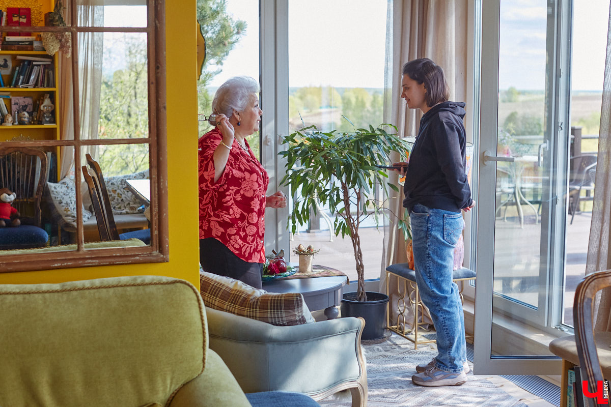 Мы уже знакомили вас с известным на всю Россию отельером, ресторатором и автором кулинарных книг Еленой Маньенан. Уже 2,5 года она живет в селе Улово после продажи легендарной гостиницы «Частный визит» в Плёсе. Многое из нее перекочевало в суздальский дом, который приобрел формат арт-пространства. Чего там только нет! И каждую деталь нашему изданию удалось рассмотреть в мельчайших подробностях.