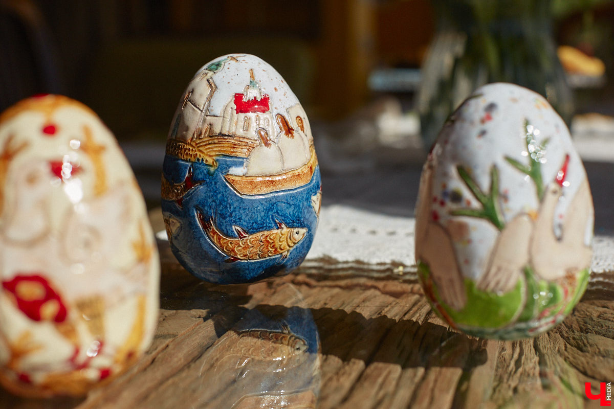 Мы уже знакомили вас с известным на всю Россию отельером, ресторатором и автором кулинарных книг Еленой Маньенан. Уже 2,5 года она живет в селе Улово после продажи легендарной гостиницы «Частный визит» в Плёсе. Многое из нее перекочевало в суздальский дом, который приобрел формат арт-пространства. Чего там только нет! И каждую деталь нашему изданию удалось рассмотреть в мельчайших подробностях.