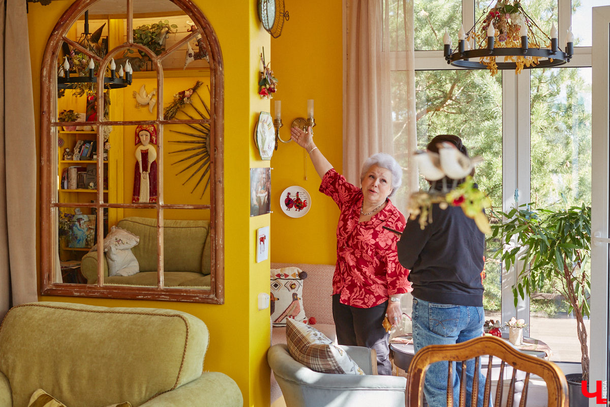 Мы уже знакомили вас с известным на всю Россию отельером, ресторатором и автором кулинарных книг Еленой Маньенан. Уже 2,5 года она живет в селе Улово после продажи легендарной гостиницы «Частный визит» в Плёсе. Многое из нее перекочевало в суздальский дом, который приобрел формат арт-пространства. Чего там только нет! И каждую деталь нашему изданию удалось рассмотреть в мельчайших подробностях.