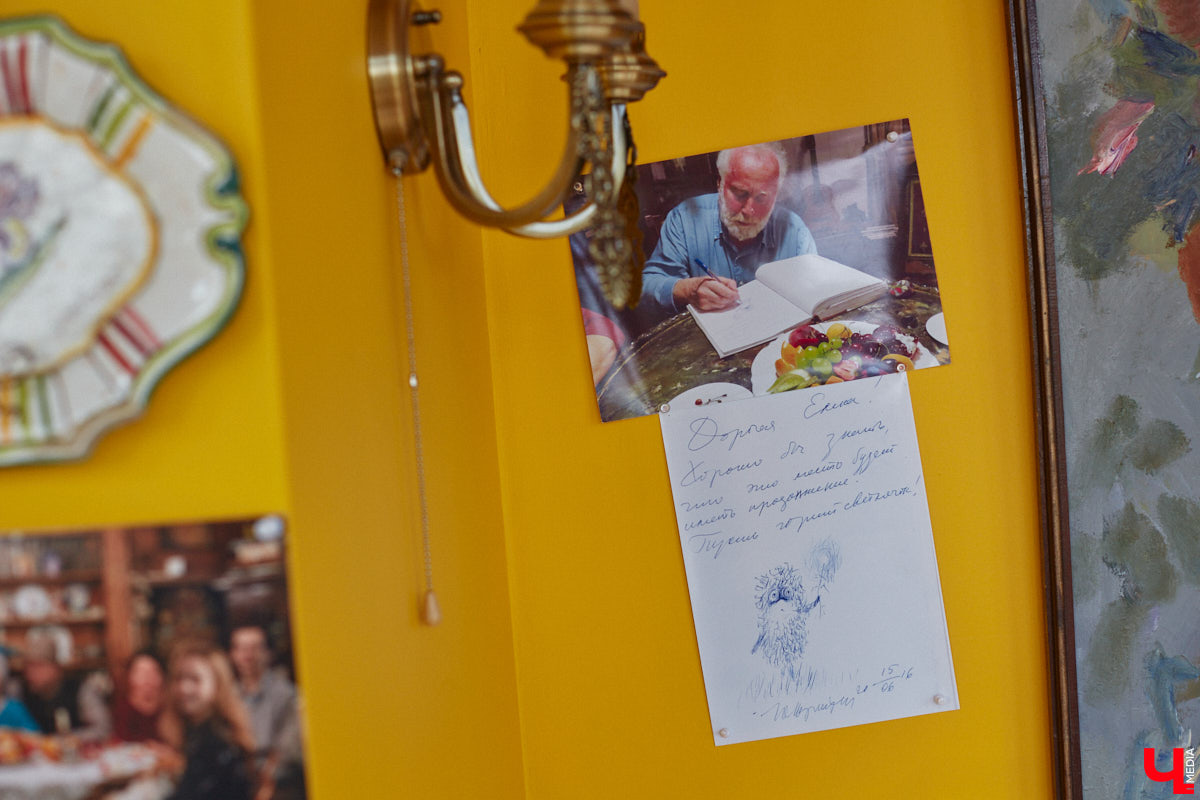 Мы уже знакомили вас с известным на всю Россию отельером, ресторатором и автором кулинарных книг Еленой Маньенан. Уже 2,5 года она живет в селе Улово после продажи легендарной гостиницы «Частный визит» в Плёсе. Многое из нее перекочевало в суздальский дом, который приобрел формат арт-пространства. Чего там только нет! И каждую деталь нашему изданию удалось рассмотреть в мельчайших подробностях.