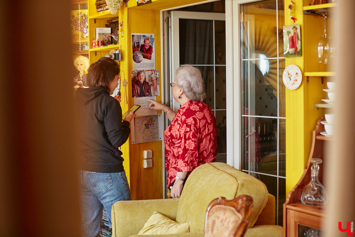 Мы уже знакомили вас с известным на всю Россию отельером, ресторатором и автором кулинарных книг Еленой Маньенан. Уже 2,5 года она живет в селе Улово после продажи легендарной гостиницы «Частный визит» в Плёсе. Многое из нее перекочевало в суздальский дом, который приобрел формат арт-пространства. Чего там только нет! И каждую деталь нашему изданию удалось рассмотреть в мельчайших подробностях.