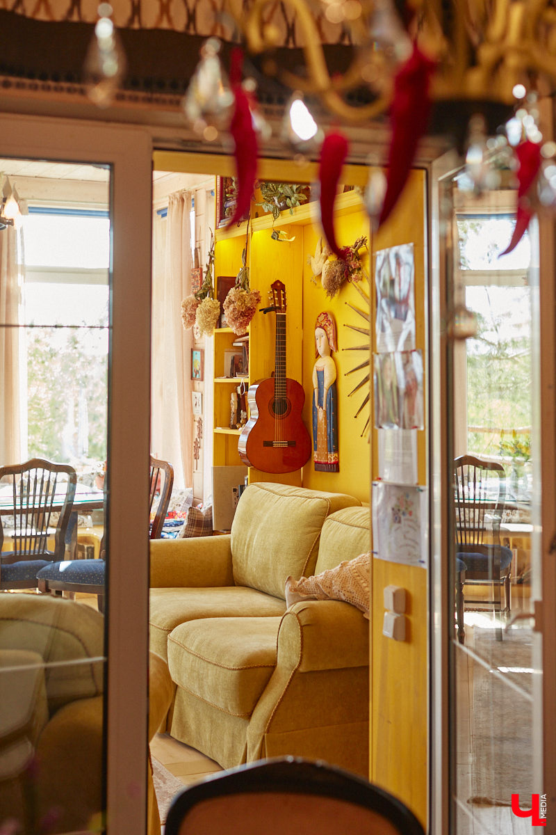 Мы уже знакомили вас с известным на всю Россию отельером, ресторатором и автором кулинарных книг Еленой Маньенан. Уже 2,5 года она живет в селе Улово после продажи легендарной гостиницы «Частный визит» в Плёсе. Многое из нее перекочевало в суздальский дом, который приобрел формат арт-пространства. Чего там только нет! И каждую деталь нашему изданию удалось рассмотреть в мельчайших подробностях.