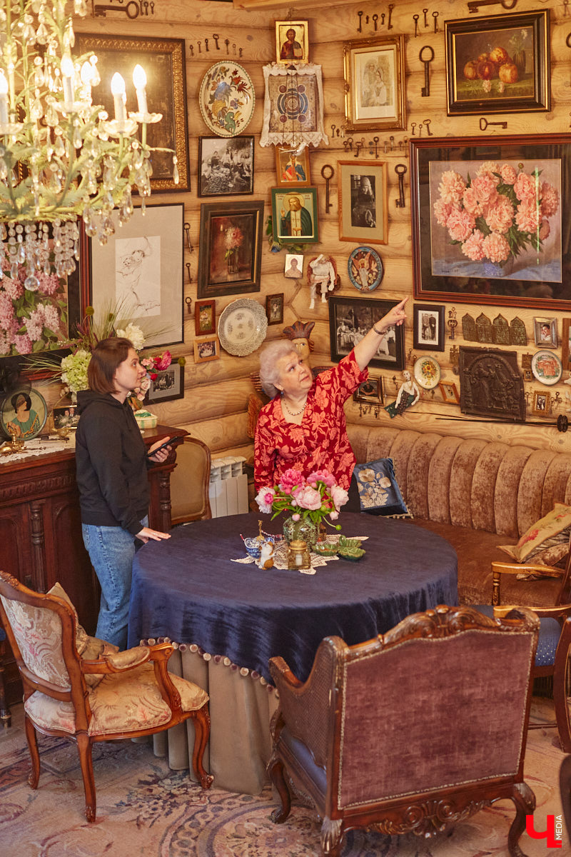 Мы уже знакомили вас с известным на всю Россию отельером, ресторатором и автором кулинарных книг Еленой Маньенан. Уже 2,5 года она живет в селе Улово после продажи легендарной гостиницы «Частный визит» в Плёсе. Многое из нее перекочевало в суздальский дом, который приобрел формат арт-пространства. Чего там только нет! И каждую деталь нашему изданию удалось рассмотреть в мельчайших подробностях.