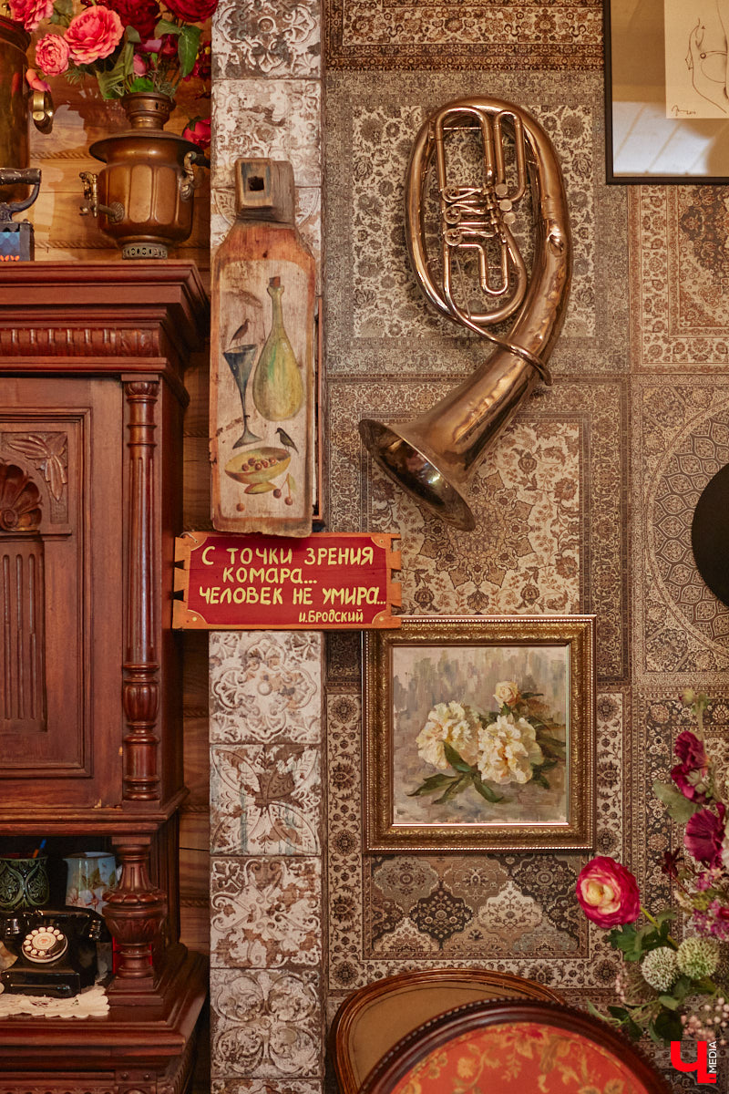 Мы уже знакомили вас с известным на всю Россию отельером, ресторатором и автором кулинарных книг Еленой Маньенан. Уже 2,5 года она живет в селе Улово после продажи легендарной гостиницы «Частный визит» в Плёсе. Многое из нее перекочевало в суздальский дом, который приобрел формат арт-пространства. Чего там только нет! И каждую деталь нашему изданию удалось рассмотреть в мельчайших подробностях.