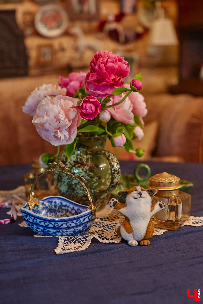 Мы уже знакомили вас с известным на всю Россию отельером, ресторатором и автором кулинарных книг Еленой Маньенан. Уже 2,5 года она живет в селе Улово после продажи легендарной гостиницы «Частный визит» в Плёсе. Многое из нее перекочевало в суздальский дом, который приобрел формат арт-пространства. Чего там только нет! И каждую деталь нашему изданию удалось рассмотреть в мельчайших подробностях.