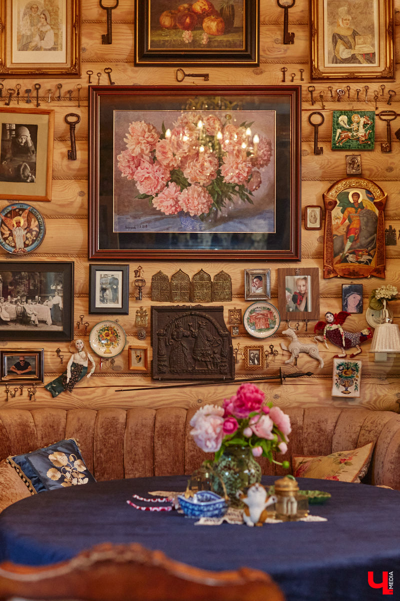 Мы уже знакомили вас с известным на всю Россию отельером, ресторатором и автором кулинарных книг Еленой Маньенан. Уже 2,5 года она живет в селе Улово после продажи легендарной гостиницы «Частный визит» в Плёсе. Многое из нее перекочевало в суздальский дом, который приобрел формат арт-пространства. Чего там только нет! И каждую деталь нашему изданию удалось рассмотреть в мельчайших подробностях.