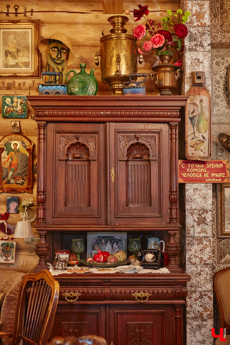 Мы уже знакомили вас с известным на всю Россию отельером, ресторатором и автором кулинарных книг Еленой Маньенан. Уже 2,5 года она живет в селе Улово после продажи легендарной гостиницы «Частный визит» в Плёсе. Многое из нее перекочевало в суздальский дом, который приобрел формат арт-пространства. Чего там только нет! И каждую деталь нашему изданию удалось рассмотреть в мельчайших подробностях.