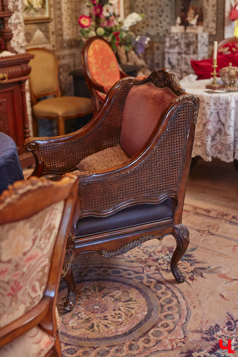 Мы уже знакомили вас с известным на всю Россию отельером, ресторатором и автором кулинарных книг Еленой Маньенан. Уже 2,5 года она живет в селе Улово после продажи легендарной гостиницы «Частный визит» в Плёсе. Многое из нее перекочевало в суздальский дом, который приобрел формат арт-пространства. Чего там только нет! И каждую деталь нашему изданию удалось рассмотреть в мельчайших подробностях.