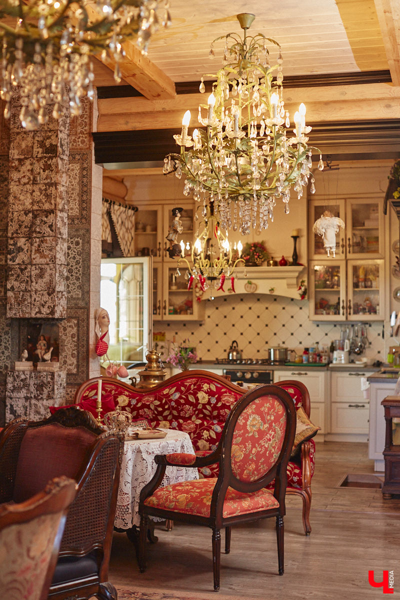 Мы уже знакомили вас с известным на всю Россию отельером, ресторатором и автором кулинарных книг Еленой Маньенан. Уже 2,5 года она живет в селе Улово после продажи легендарной гостиницы «Частный визит» в Плёсе. Многое из нее перекочевало в суздальский дом, который приобрел формат арт-пространства. Чего там только нет! И каждую деталь нашему изданию удалось рассмотреть в мельчайших подробностях.