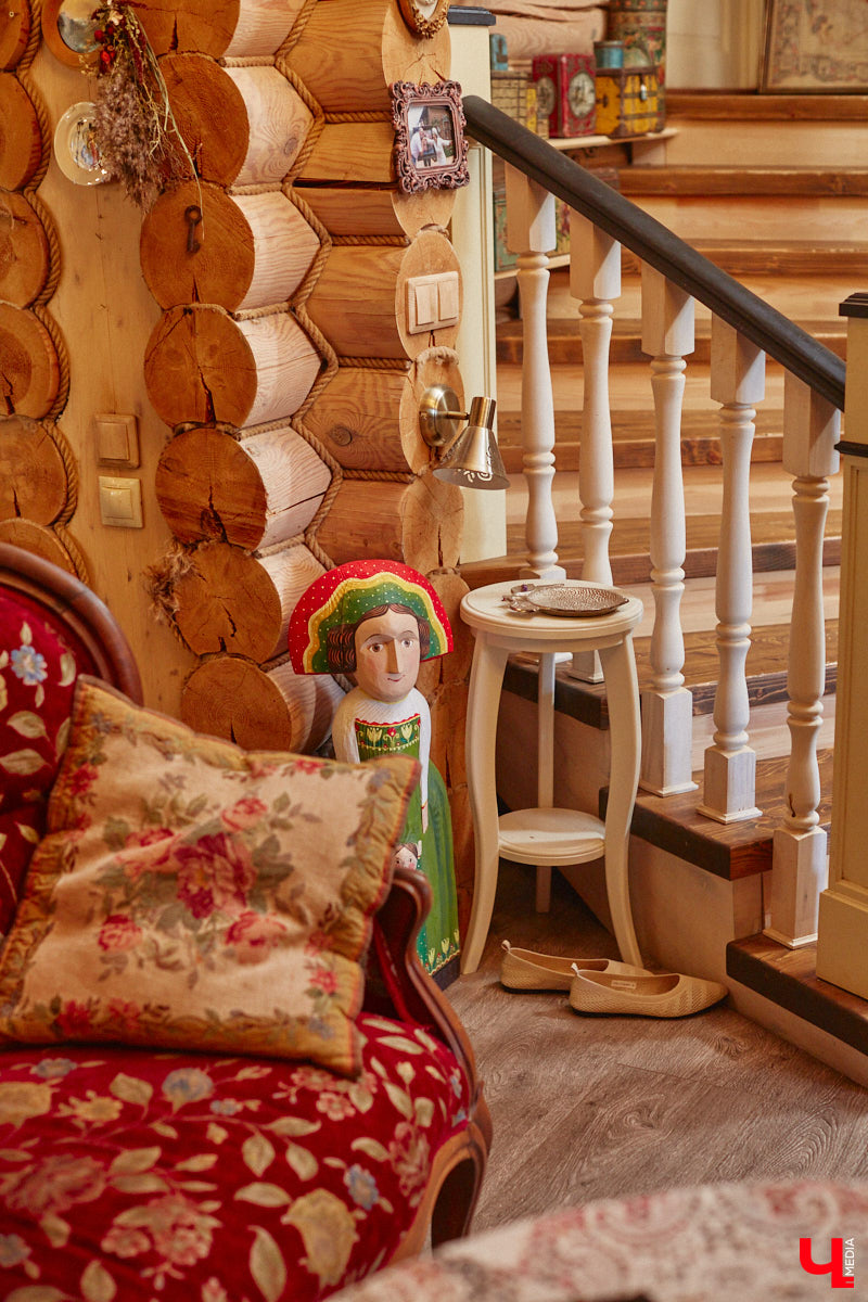 Мы уже знакомили вас с известным на всю Россию отельером, ресторатором и автором кулинарных книг Еленой Маньенан. Уже 2,5 года она живет в селе Улово после продажи легендарной гостиницы «Частный визит» в Плёсе. Многое из нее перекочевало в суздальский дом, который приобрел формат арт-пространства. Чего там только нет! И каждую деталь нашему изданию удалось рассмотреть в мельчайших подробностях.