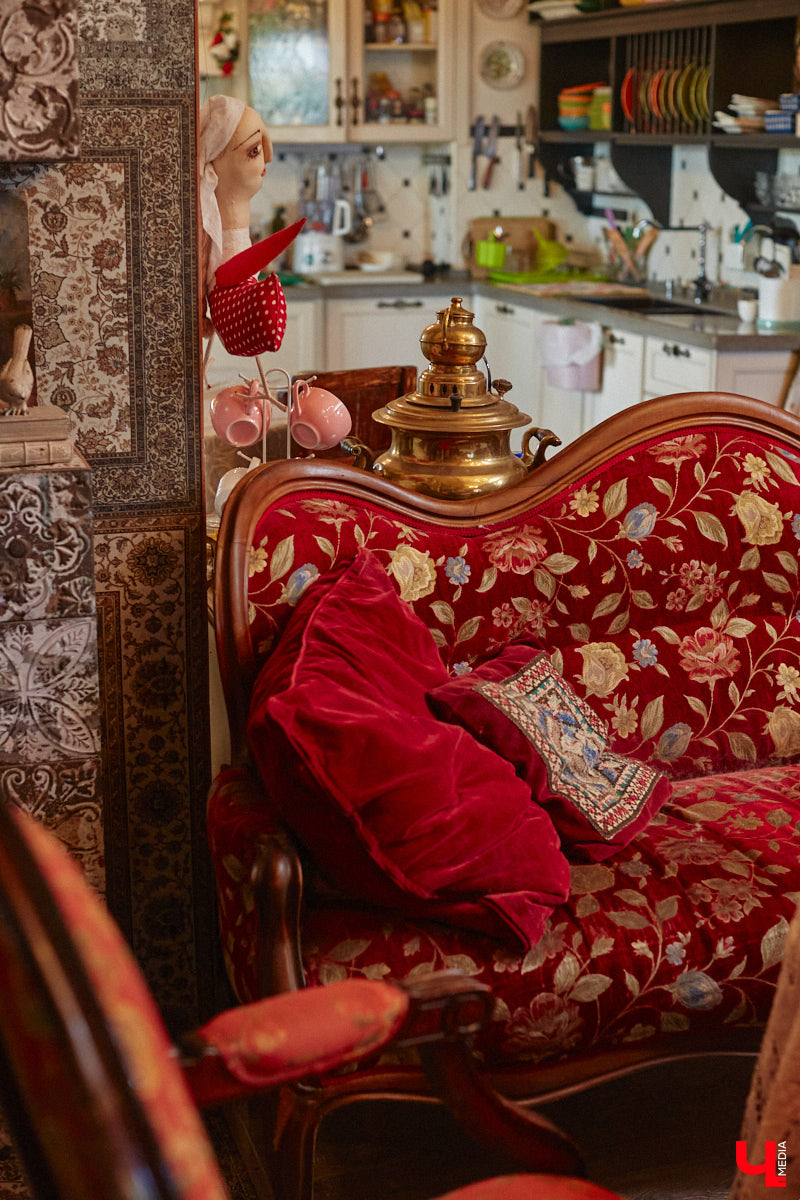 Мы уже знакомили вас с известным на всю Россию отельером, ресторатором и автором кулинарных книг Еленой Маньенан. Уже 2,5 года она живет в селе Улово после продажи легендарной гостиницы «Частный визит» в Плёсе. Многое из нее перекочевало в суздальский дом, который приобрел формат арт-пространства. Чего там только нет! И каждую деталь нашему изданию удалось рассмотреть в мельчайших подробностях.