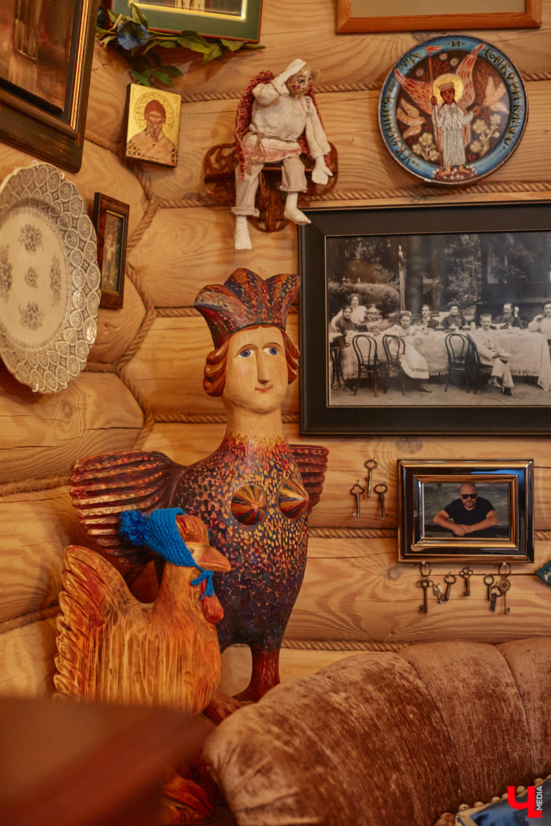 Мы уже знакомили вас с известным на всю Россию отельером, ресторатором и автором кулинарных книг Еленой Маньенан. Уже 2,5 года она живет в селе Улово после продажи легендарной гостиницы «Частный визит» в Плёсе. Многое из нее перекочевало в суздальский дом, который приобрел формат арт-пространства. Чего там только нет! И каждую деталь нашему изданию удалось рассмотреть в мельчайших подробностях.