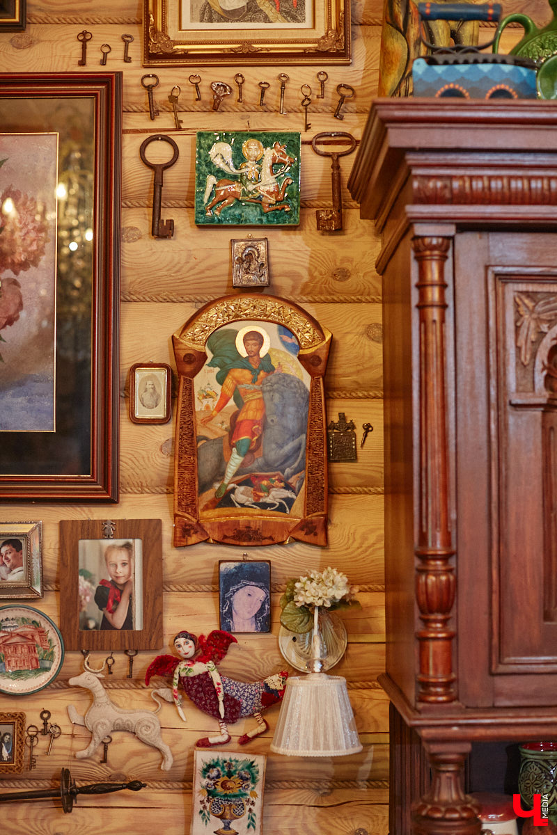 Мы уже знакомили вас с известным на всю Россию отельером, ресторатором и автором кулинарных книг Еленой Маньенан. Уже 2,5 года она живет в селе Улово после продажи легендарной гостиницы «Частный визит» в Плёсе. Многое из нее перекочевало в суздальский дом, который приобрел формат арт-пространства. Чего там только нет! И каждую деталь нашему изданию удалось рассмотреть в мельчайших подробностях.