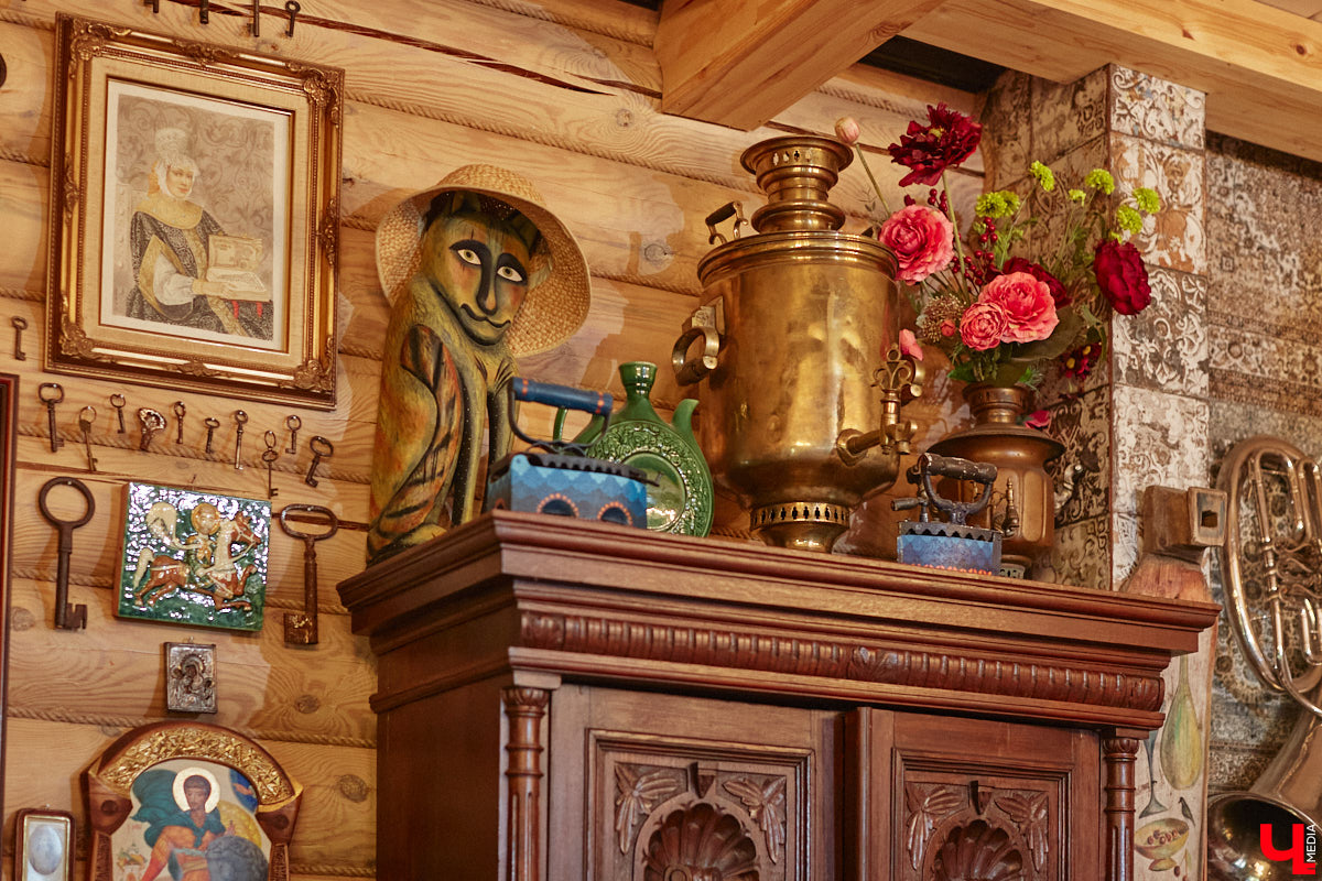 Мы уже знакомили вас с известным на всю Россию отельером, ресторатором и автором кулинарных книг Еленой Маньенан. Уже 2,5 года она живет в селе Улово после продажи легендарной гостиницы «Частный визит» в Плёсе. Многое из нее перекочевало в суздальский дом, который приобрел формат арт-пространства. Чего там только нет! И каждую деталь нашему изданию удалось рассмотреть в мельчайших подробностях.