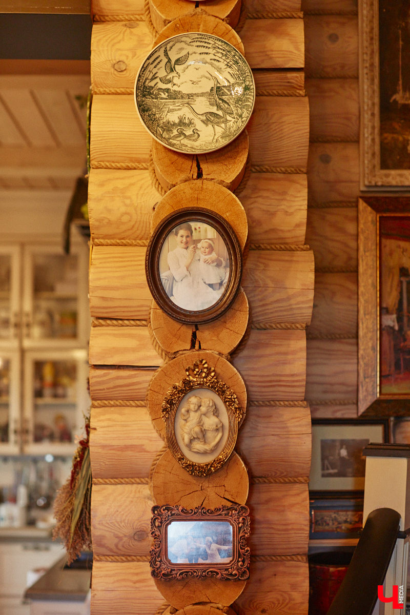 Мы уже знакомили вас с известным на всю Россию отельером, ресторатором и автором кулинарных книг Еленой Маньенан. Уже 2,5 года она живет в селе Улово после продажи легендарной гостиницы «Частный визит» в Плёсе. Многое из нее перекочевало в суздальский дом, который приобрел формат арт-пространства. Чего там только нет! И каждую деталь нашему изданию удалось рассмотреть в мельчайших подробностях.