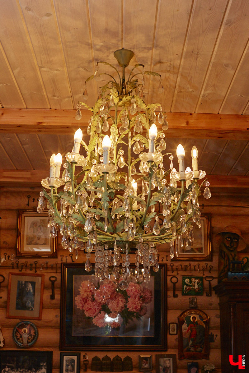 Мы уже знакомили вас с известным на всю Россию отельером, ресторатором и автором кулинарных книг Еленой Маньенан. Уже 2,5 года она живет в селе Улово после продажи легендарной гостиницы «Частный визит» в Плёсе. Многое из нее перекочевало в суздальский дом, который приобрел формат арт-пространства. Чего там только нет! И каждую деталь нашему изданию удалось рассмотреть в мельчайших подробностях.