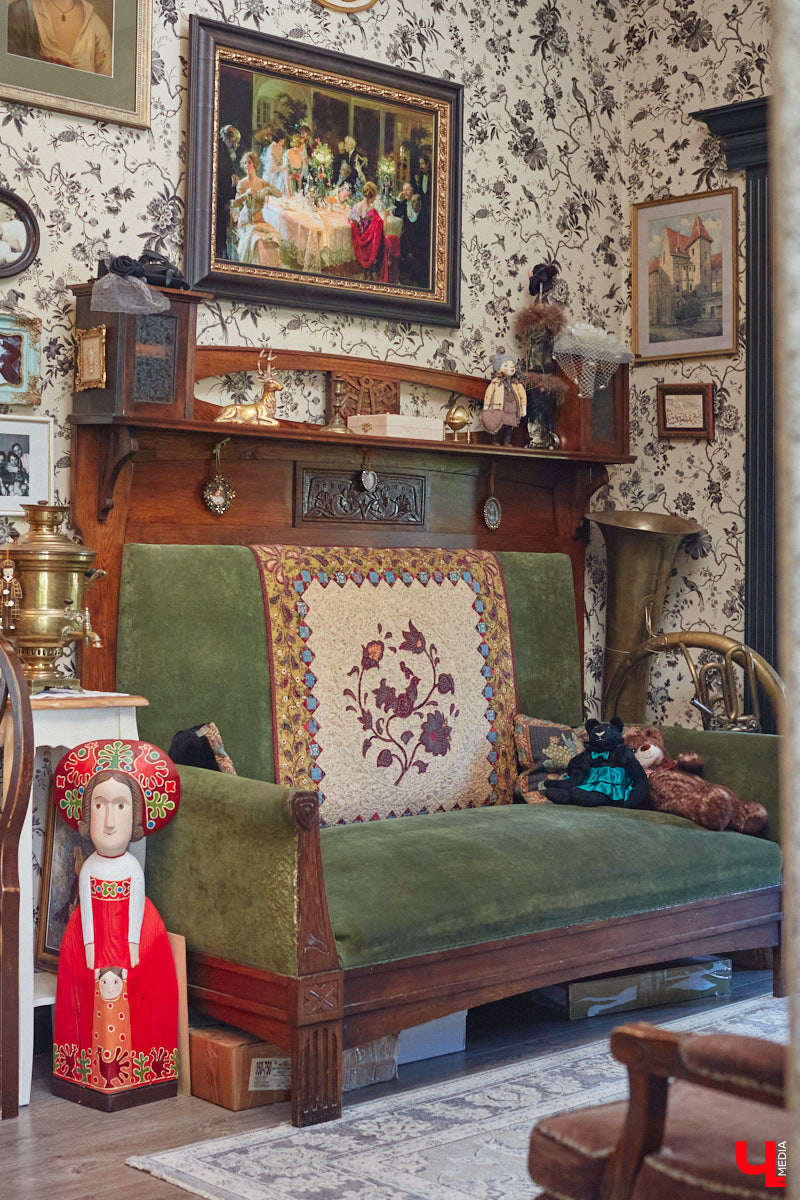 Мы уже знакомили вас с известным на всю Россию отельером, ресторатором и автором кулинарных книг Еленой Маньенан. Уже 2,5 года она живет в селе Улово после продажи легендарной гостиницы «Частный визит» в Плёсе. Многое из нее перекочевало в суздальский дом, который приобрел формат арт-пространства. Чего там только нет! И каждую деталь нашему изданию удалось рассмотреть в мельчайших подробностях.