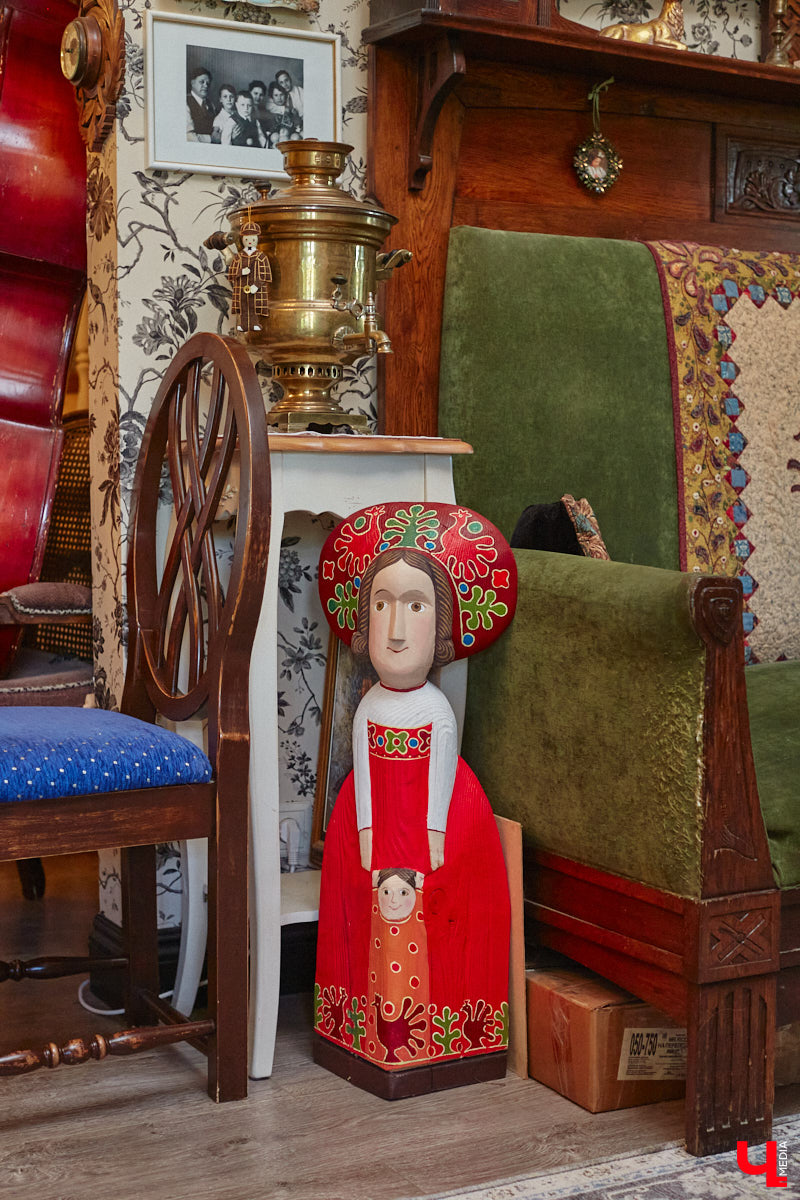 Мы уже знакомили вас с известным на всю Россию отельером, ресторатором и автором кулинарных книг Еленой Маньенан. Уже 2,5 года она живет в селе Улово после продажи легендарной гостиницы «Частный визит» в Плёсе. Многое из нее перекочевало в суздальский дом, который приобрел формат арт-пространства. Чего там только нет! И каждую деталь нашему изданию удалось рассмотреть в мельчайших подробностях.