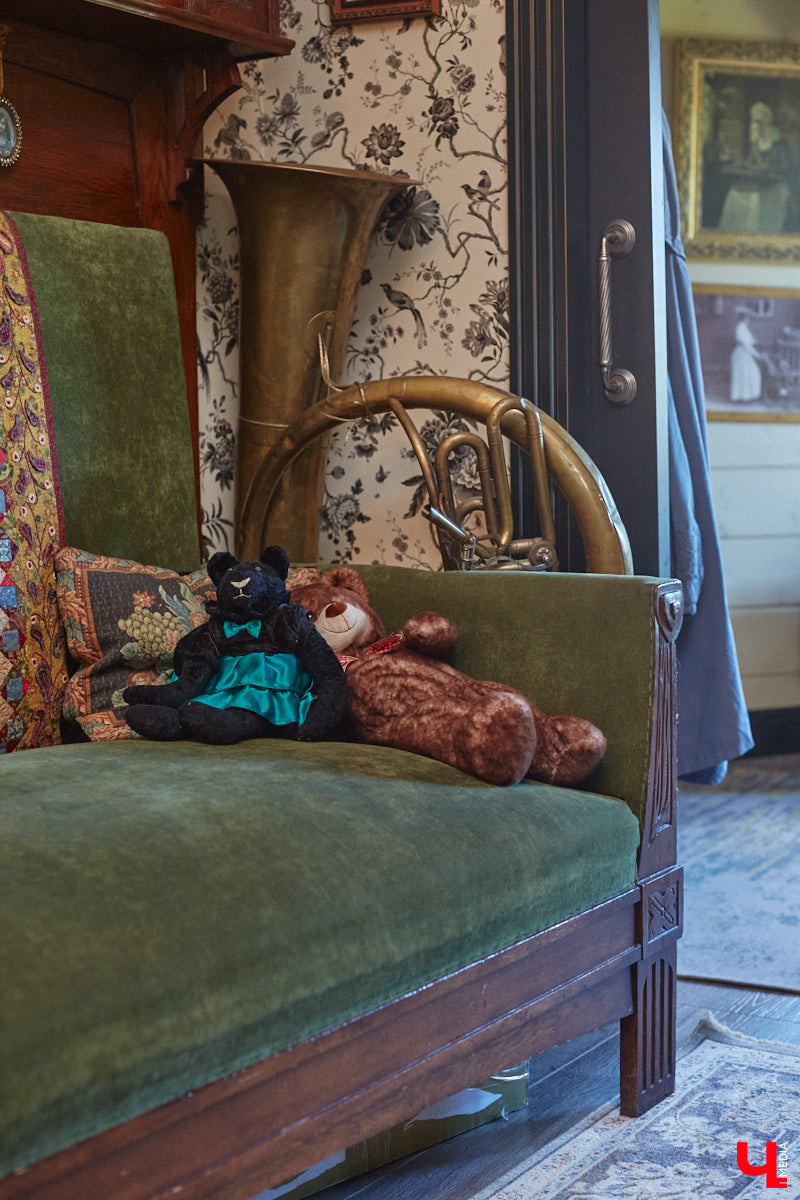 Мы уже знакомили вас с известным на всю Россию отельером, ресторатором и автором кулинарных книг Еленой Маньенан. Уже 2,5 года она живет в селе Улово после продажи легендарной гостиницы «Частный визит» в Плёсе. Многое из нее перекочевало в суздальский дом, который приобрел формат арт-пространства. Чего там только нет! И каждую деталь нашему изданию удалось рассмотреть в мельчайших подробностях.