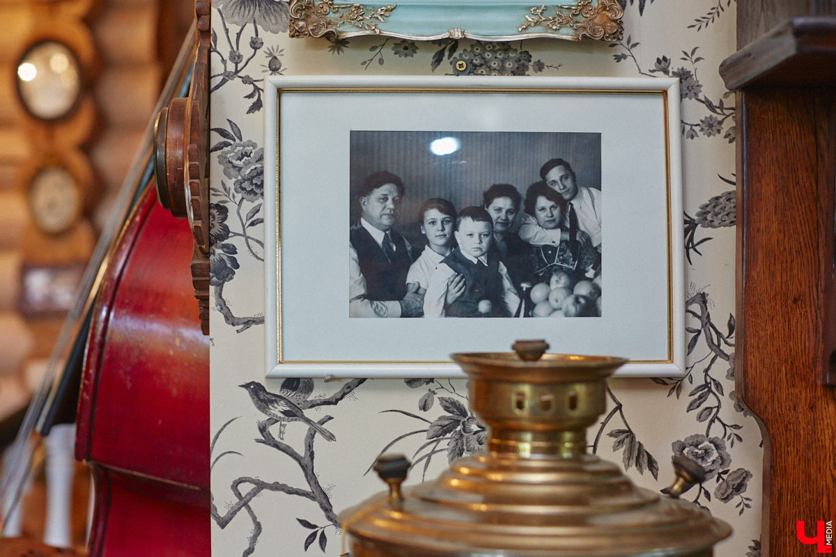 Мы уже знакомили вас с известным на всю Россию отельером, ресторатором и автором кулинарных книг Еленой Маньенан. Уже 2,5 года она живет в селе Улово после продажи легендарной гостиницы «Частный визит» в Плёсе. Многое из нее перекочевало в суздальский дом, который приобрел формат арт-пространства. Чего там только нет! И каждую деталь нашему изданию удалось рассмотреть в мельчайших подробностях.