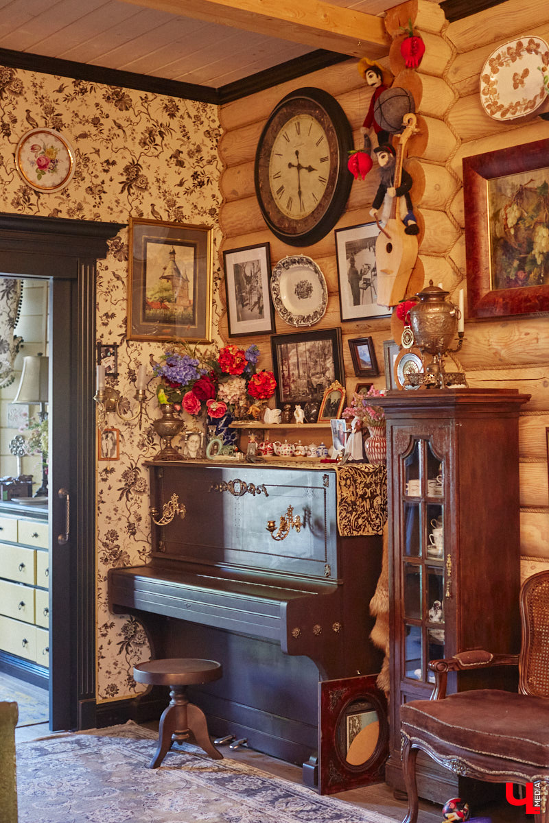 Мы уже знакомили вас с известным на всю Россию отельером, ресторатором и автором кулинарных книг Еленой Маньенан. Уже 2,5 года она живет в селе Улово после продажи легендарной гостиницы «Частный визит» в Плёсе. Многое из нее перекочевало в суздальский дом, который приобрел формат арт-пространства. Чего там только нет! И каждую деталь нашему изданию удалось рассмотреть в мельчайших подробностях.