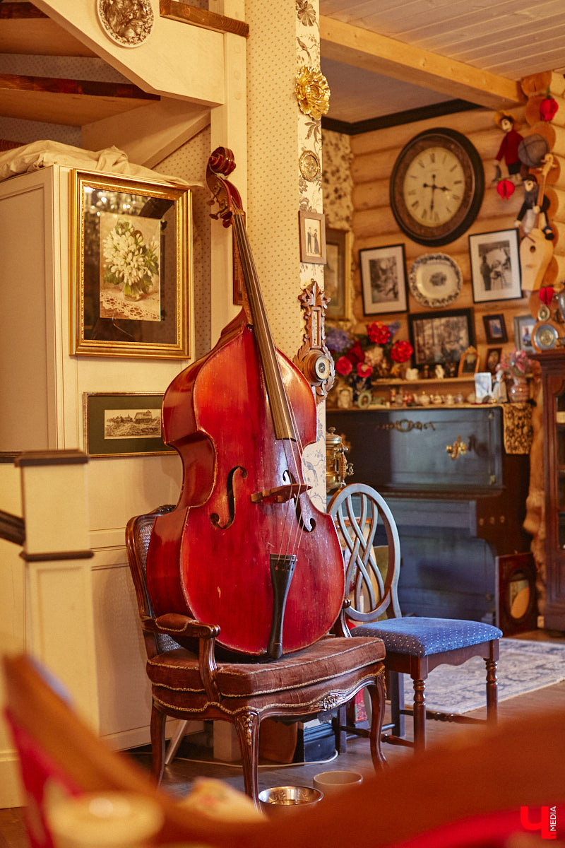 Мы уже знакомили вас с известным на всю Россию отельером, ресторатором и автором кулинарных книг Еленой Маньенан. Уже 2,5 года она живет в селе Улово после продажи легендарной гостиницы «Частный визит» в Плёсе. Многое из нее перекочевало в суздальский дом, который приобрел формат арт-пространства. Чего там только нет! И каждую деталь нашему изданию удалось рассмотреть в мельчайших подробностях.