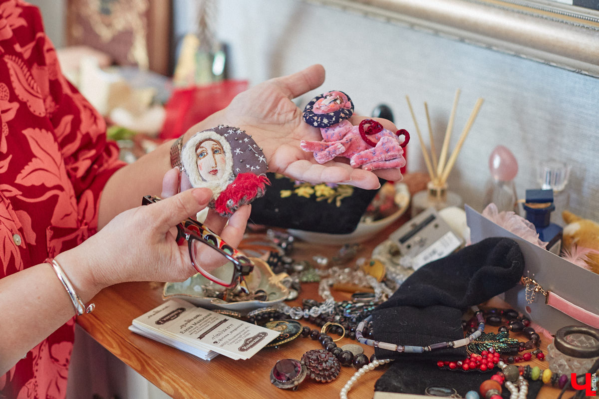 Мы уже знакомили вас с известным на всю Россию отельером, ресторатором и автором кулинарных книг Еленой Маньенан. Уже 2,5 года она живет в селе Улово после продажи легендарной гостиницы «Частный визит» в Плёсе. Многое из нее перекочевало в суздальский дом, который приобрел формат арт-пространства. Чего там только нет! И каждую деталь нашему изданию удалось рассмотреть в мельчайших подробностях.