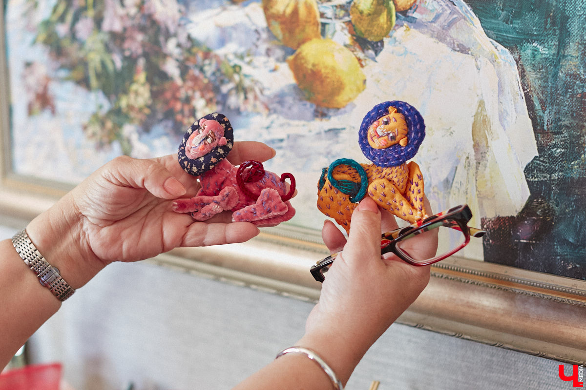 Мы уже знакомили вас с известным на всю Россию отельером, ресторатором и автором кулинарных книг Еленой Маньенан. Уже 2,5 года она живет в селе Улово после продажи легендарной гостиницы «Частный визит» в Плёсе. Многое из нее перекочевало в суздальский дом, который приобрел формат арт-пространства. Чего там только нет! И каждую деталь нашему изданию удалось рассмотреть в мельчайших подробностях.