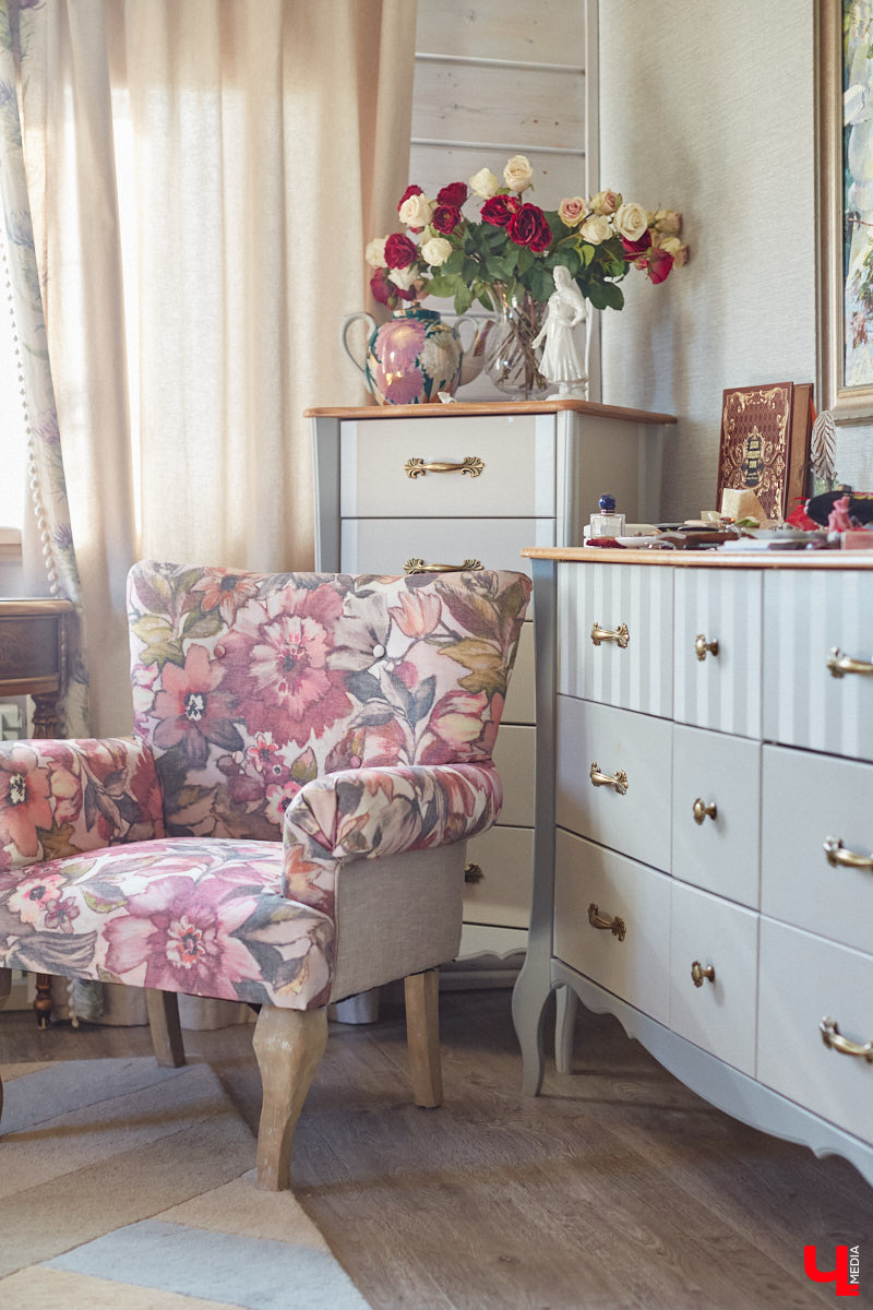 Мы уже знакомили вас с известным на всю Россию отельером, ресторатором и автором кулинарных книг Еленой Маньенан. Уже 2,5 года она живет в селе Улово после продажи легендарной гостиницы «Частный визит» в Плёсе. Многое из нее перекочевало в суздальский дом, который приобрел формат арт-пространства. Чего там только нет! И каждую деталь нашему изданию удалось рассмотреть в мельчайших подробностях.