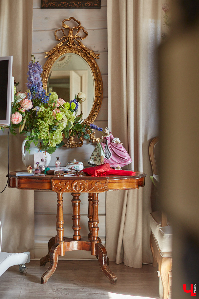 Мы уже знакомили вас с известным на всю Россию отельером, ресторатором и автором кулинарных книг Еленой Маньенан. Уже 2,5 года она живет в селе Улово после продажи легендарной гостиницы «Частный визит» в Плёсе. Многое из нее перекочевало в суздальский дом, который приобрел формат арт-пространства. Чего там только нет! И каждую деталь нашему изданию удалось рассмотреть в мельчайших подробностях.