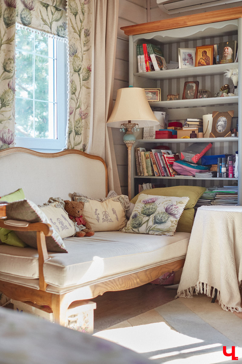 Мы уже знакомили вас с известным на всю Россию отельером, ресторатором и автором кулинарных книг Еленой Маньенан. Уже 2,5 года она живет в селе Улово после продажи легендарной гостиницы «Частный визит» в Плёсе. Многое из нее перекочевало в суздальский дом, который приобрел формат арт-пространства. Чего там только нет! И каждую деталь нашему изданию удалось рассмотреть в мельчайших подробностях.