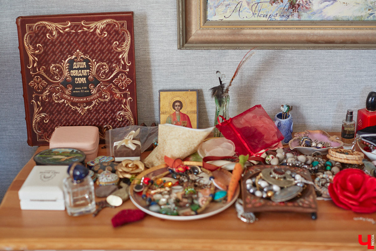 Мы уже знакомили вас с известным на всю Россию отельером, ресторатором и автором кулинарных книг Еленой Маньенан. Уже 2,5 года она живет в селе Улово после продажи легендарной гостиницы «Частный визит» в Плёсе. Многое из нее перекочевало в суздальский дом, который приобрел формат арт-пространства. Чего там только нет! И каждую деталь нашему изданию удалось рассмотреть в мельчайших подробностях.