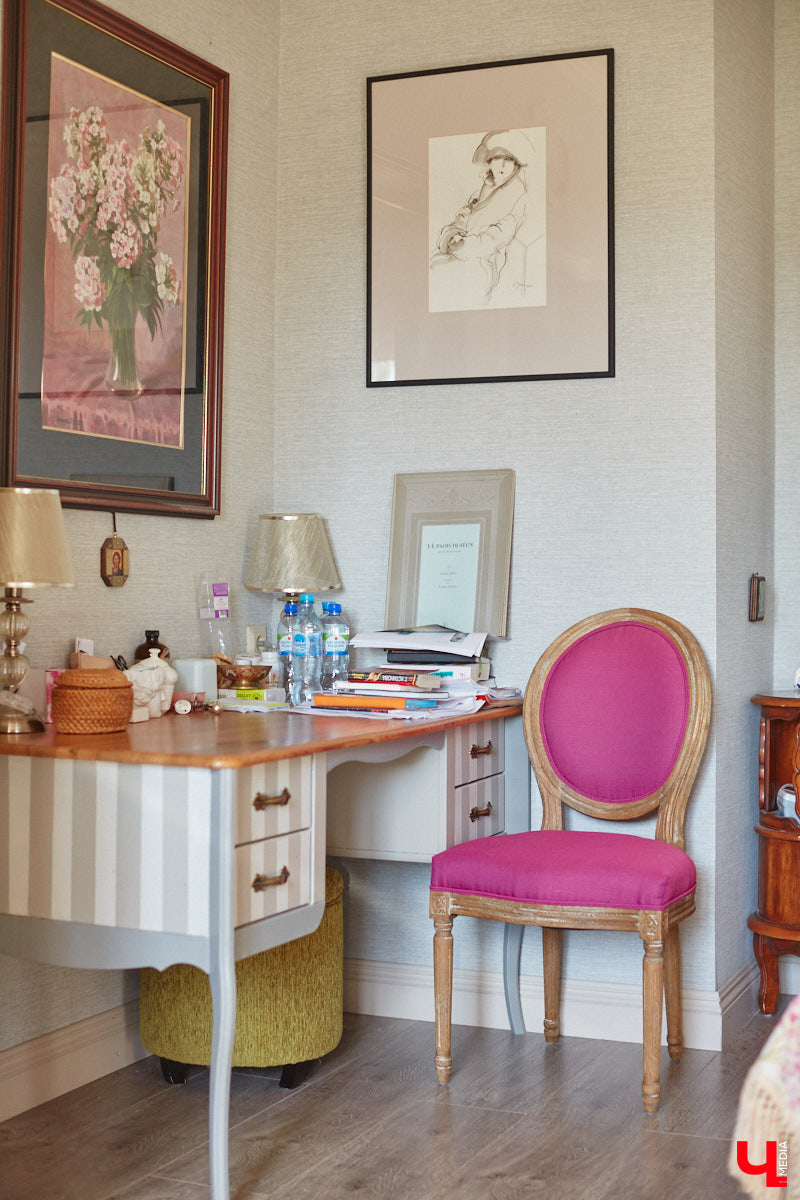 Мы уже знакомили вас с известным на всю Россию отельером, ресторатором и автором кулинарных книг Еленой Маньенан. Уже 2,5 года она живет в селе Улово после продажи легендарной гостиницы «Частный визит» в Плёсе. Многое из нее перекочевало в суздальский дом, который приобрел формат арт-пространства. Чего там только нет! И каждую деталь нашему изданию удалось рассмотреть в мельчайших подробностях.