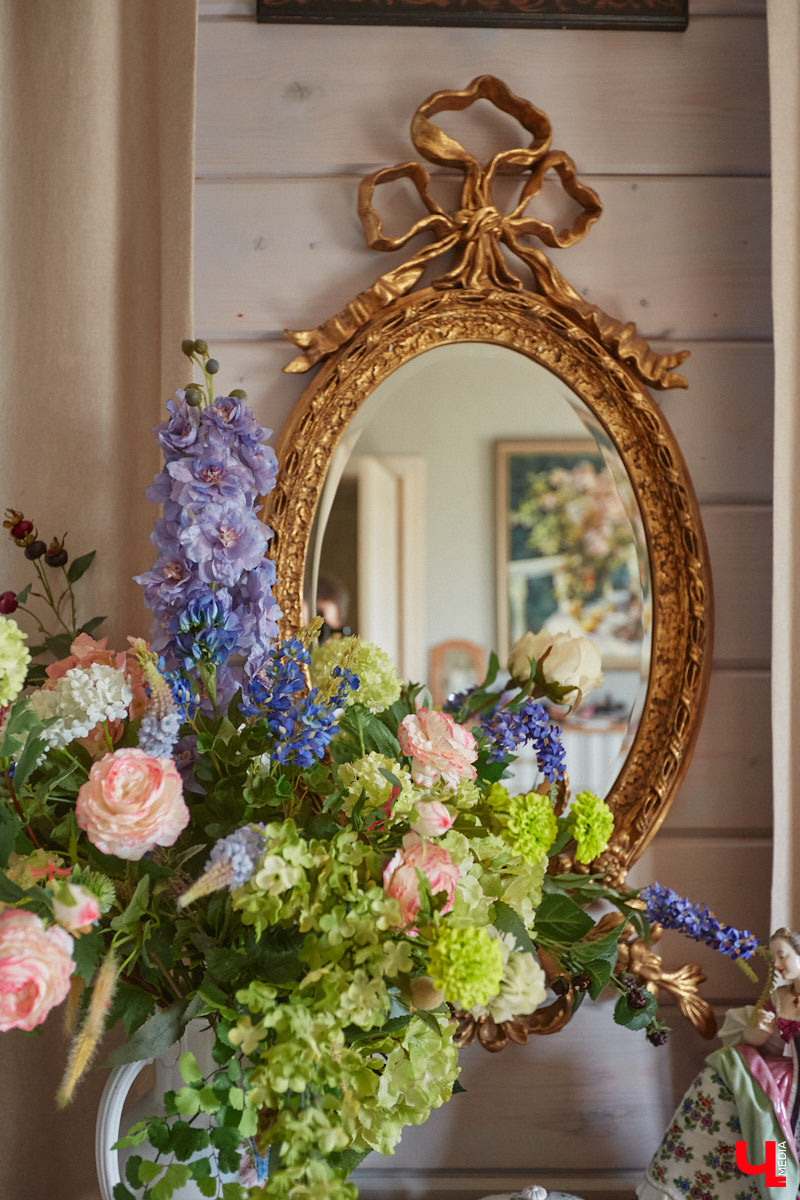 Мы уже знакомили вас с известным на всю Россию отельером, ресторатором и автором кулинарных книг Еленой Маньенан. Уже 2,5 года она живет в селе Улово после продажи легендарной гостиницы «Частный визит» в Плёсе. Многое из нее перекочевало в суздальский дом, который приобрел формат арт-пространства. Чего там только нет! И каждую деталь нашему изданию удалось рассмотреть в мельчайших подробностях.