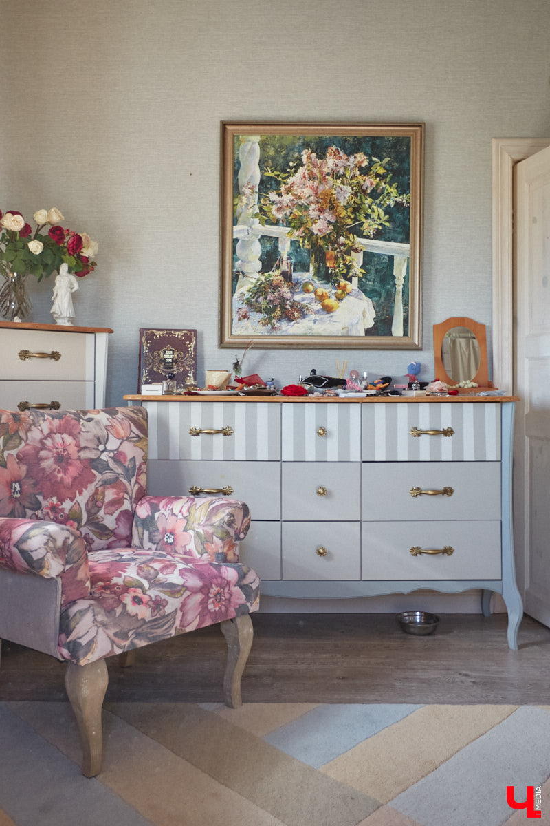 Мы уже знакомили вас с известным на всю Россию отельером, ресторатором и автором кулинарных книг Еленой Маньенан. Уже 2,5 года она живет в селе Улово после продажи легендарной гостиницы «Частный визит» в Плёсе. Многое из нее перекочевало в суздальский дом, который приобрел формат арт-пространства. Чего там только нет! И каждую деталь нашему изданию удалось рассмотреть в мельчайших подробностях.