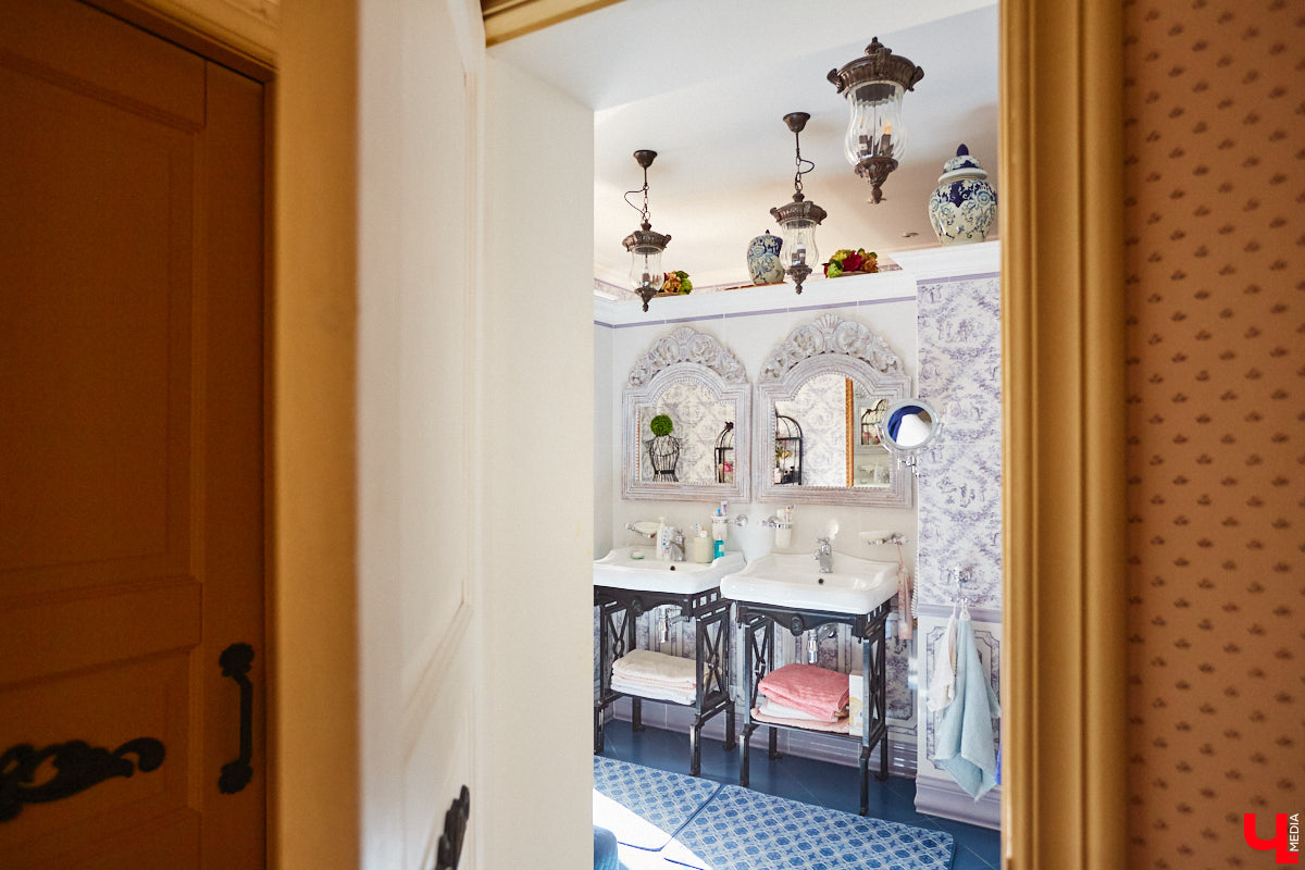 Мы уже знакомили вас с известным на всю Россию отельером, ресторатором и автором кулинарных книг Еленой Маньенан. Уже 2,5 года она живет в селе Улово после продажи легендарной гостиницы «Частный визит» в Плёсе. Многое из нее перекочевало в суздальский дом, который приобрел формат арт-пространства. Чего там только нет! И каждую деталь нашему изданию удалось рассмотреть в мельчайших подробностях.