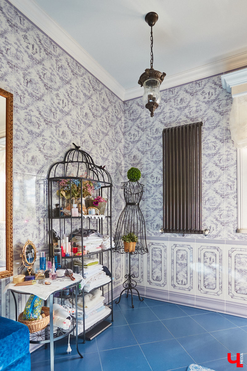 Мы уже знакомили вас с известным на всю Россию отельером, ресторатором и автором кулинарных книг Еленой Маньенан. Уже 2,5 года она живет в селе Улово после продажи легендарной гостиницы «Частный визит» в Плёсе. Многое из нее перекочевало в суздальский дом, который приобрел формат арт-пространства. Чего там только нет! И каждую деталь нашему изданию удалось рассмотреть в мельчайших подробностях.