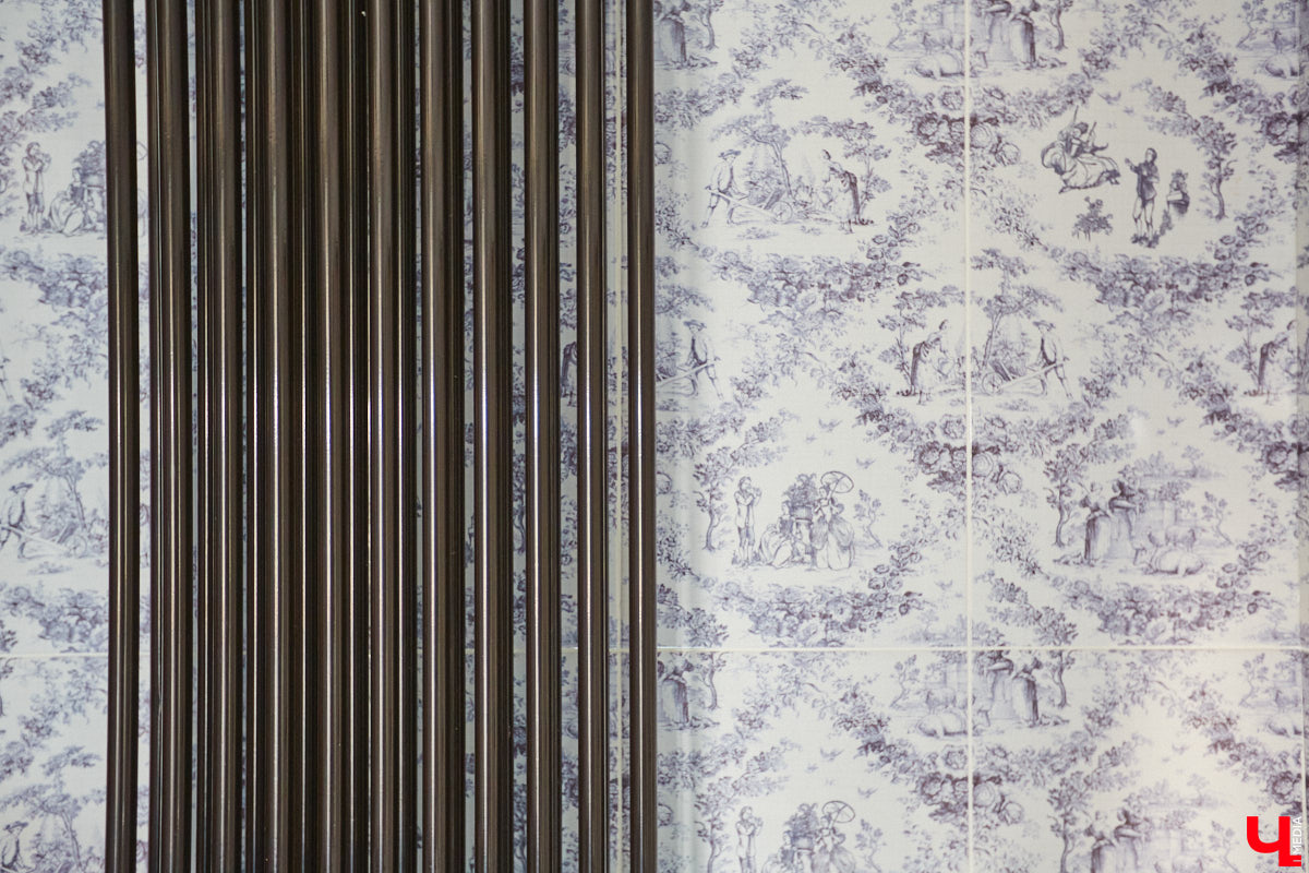 Мы уже знакомили вас с известным на всю Россию отельером, ресторатором и автором кулинарных книг Еленой Маньенан. Уже 2,5 года она живет в селе Улово после продажи легендарной гостиницы «Частный визит» в Плёсе. Многое из нее перекочевало в суздальский дом, который приобрел формат арт-пространства. Чего там только нет! И каждую деталь нашему изданию удалось рассмотреть в мельчайших подробностях.