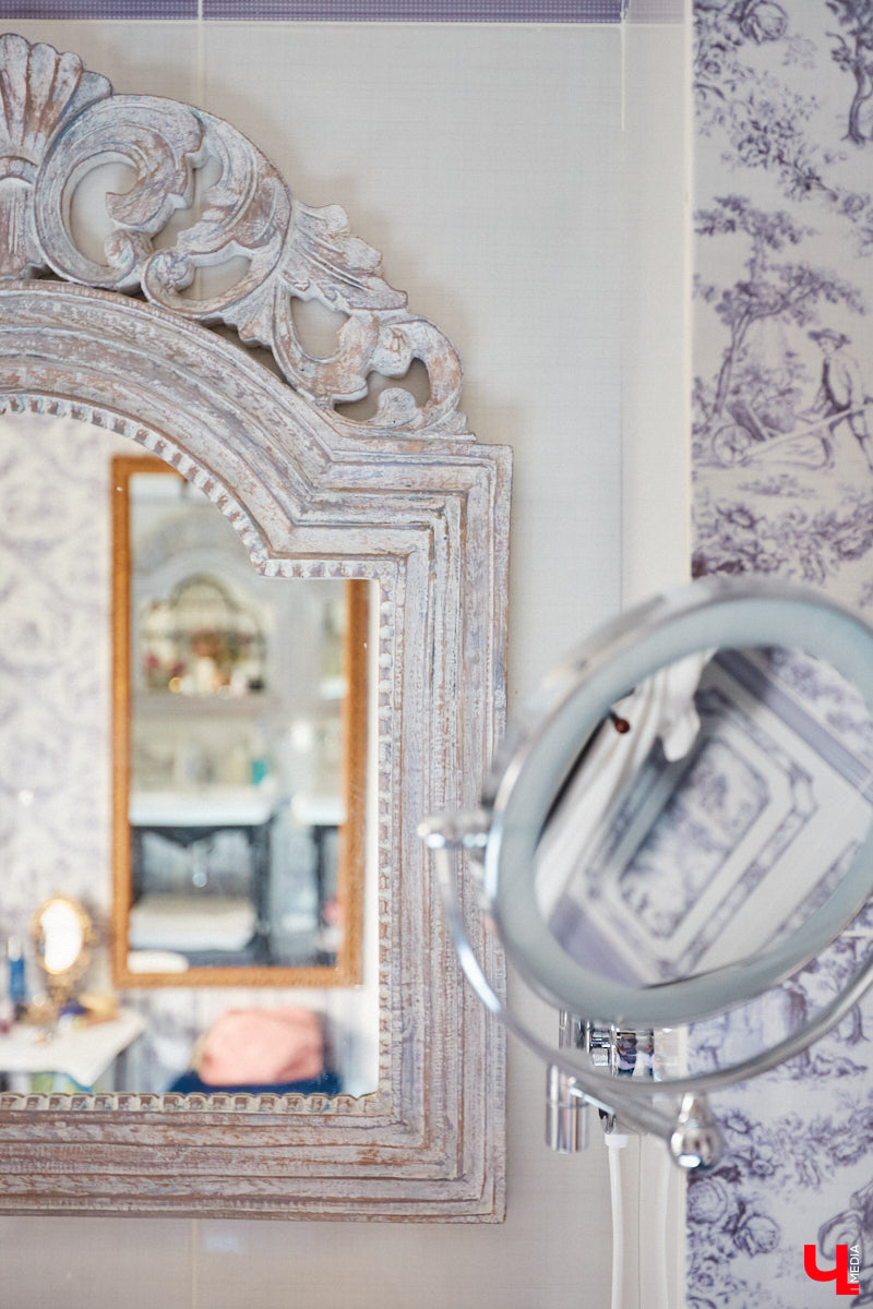 Мы уже знакомили вас с известным на всю Россию отельером, ресторатором и автором кулинарных книг Еленой Маньенан. Уже 2,5 года она живет в селе Улово после продажи легендарной гостиницы «Частный визит» в Плёсе. Многое из нее перекочевало в суздальский дом, который приобрел формат арт-пространства. Чего там только нет! И каждую деталь нашему изданию удалось рассмотреть в мельчайших подробностях.