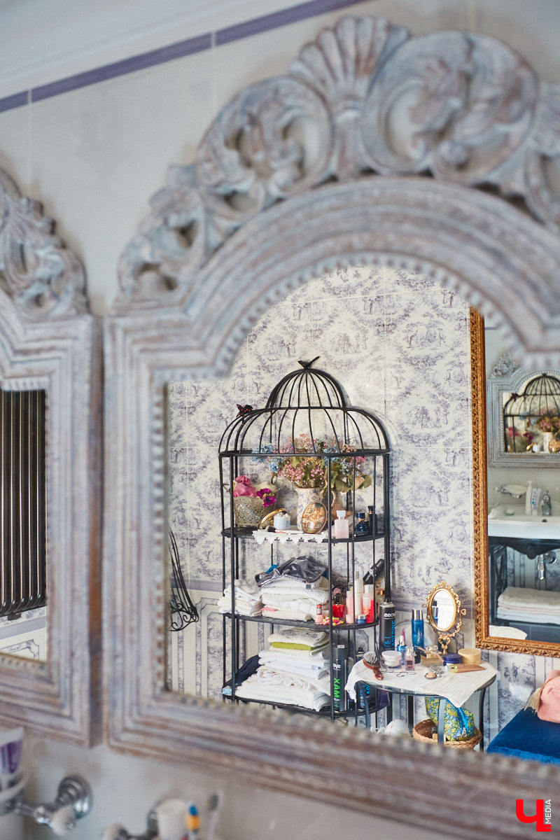 Мы уже знакомили вас с известным на всю Россию отельером, ресторатором и автором кулинарных книг Еленой Маньенан. Уже 2,5 года она живет в селе Улово после продажи легендарной гостиницы «Частный визит» в Плёсе. Многое из нее перекочевало в суздальский дом, который приобрел формат арт-пространства. Чего там только нет! И каждую деталь нашему изданию удалось рассмотреть в мельчайших подробностях.