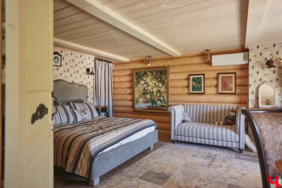 Мы уже знакомили вас с известным на всю Россию отельером, ресторатором и автором кулинарных книг Еленой Маньенан. Уже 2,5 года она живет в селе Улово после продажи легендарной гостиницы «Частный визит» в Плёсе. Многое из нее перекочевало в суздальский дом, который приобрел формат арт-пространства. Чего там только нет! И каждую деталь нашему изданию удалось рассмотреть в мельчайших подробностях.